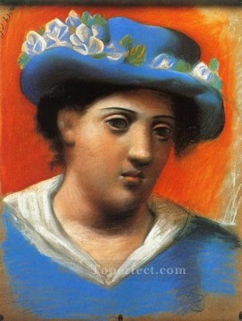 Mujer con sombrero azul y flores 1921 Pablo Picasso Pinturas al óleo